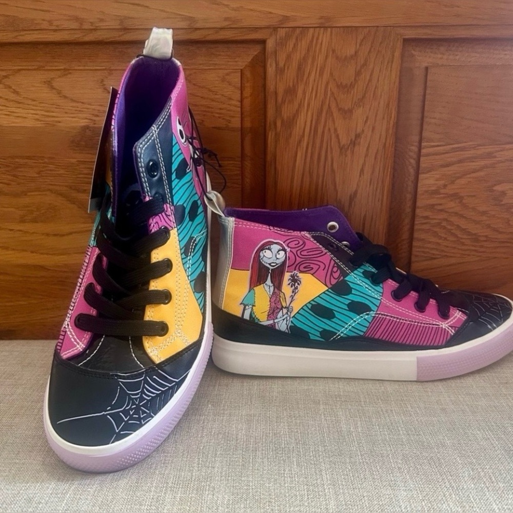 Womens Disney The Nightmare Before Christmas Hightop Sneakers size 8